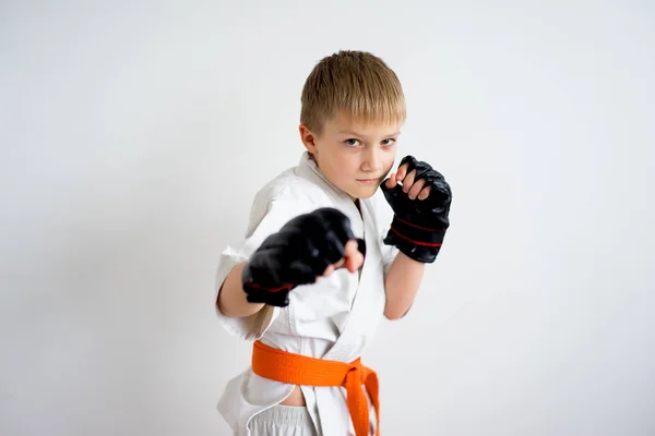 Chłopiec Karate, szkolenia — Zdjęcie stockowe