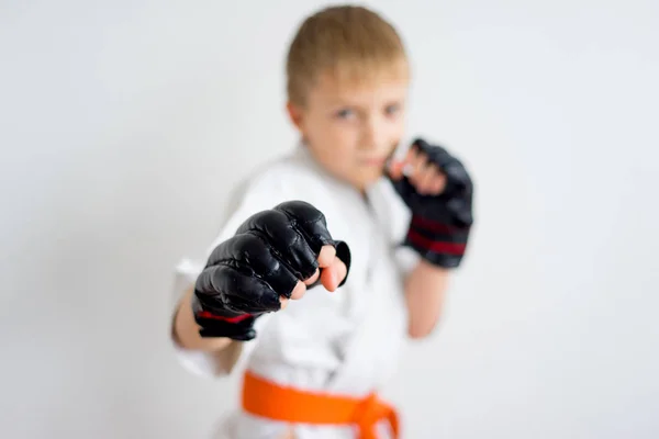 Karate ragazzo formazione — Foto Stock