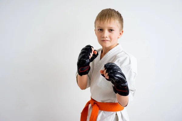 Karate ragazzo formazione — Foto Stock