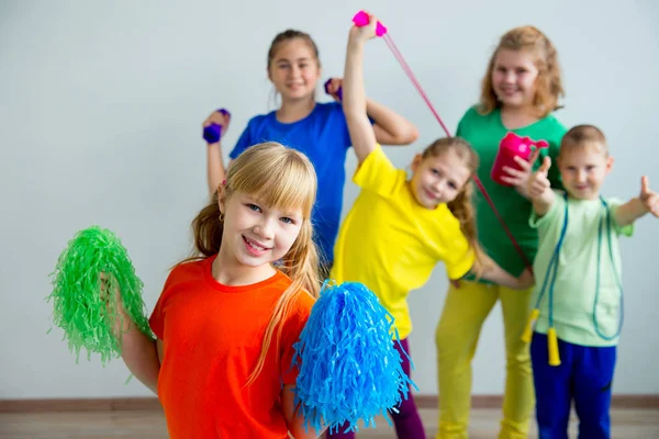 Niños haciendo ejercicios — Foto de Stock