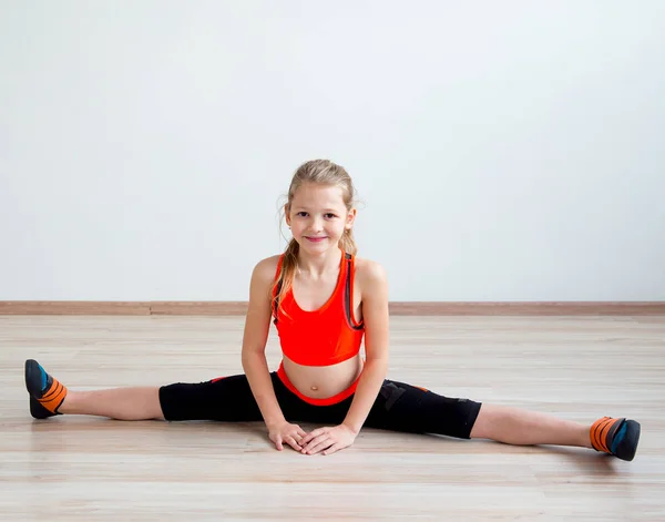 Mädchen macht Übungen — Stockfoto