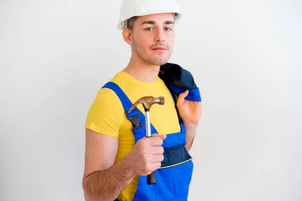 Manliga arbetstagare i hardhat — Stockfoto