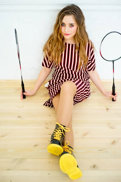 Jenta med badmintonracketen – stockfoto