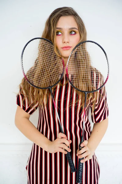 Menina com uma raquete de badminton — Fotografia de Stock