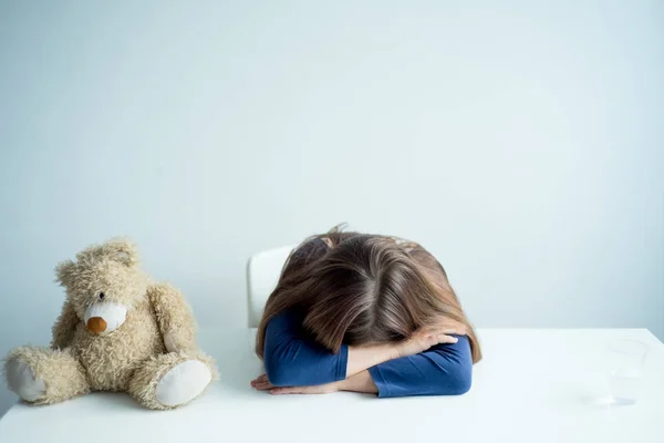 Abuso de crianças em casa — Fotografia de Stock