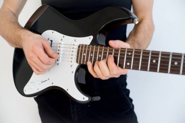 Gitar çalan adam