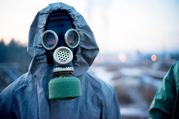 Människor i gasmasker — Stockfoto