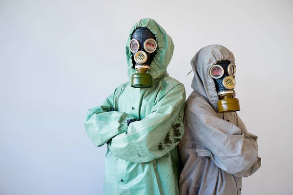Gente con máscaras de gas — Foto de Stock