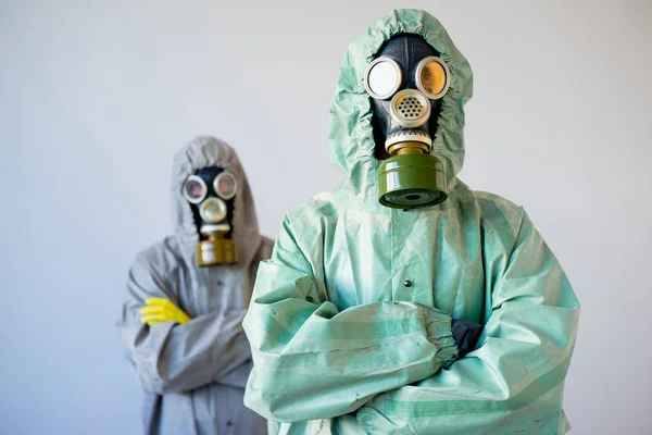 Persone con maschere antigas — Foto Stock