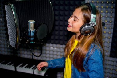 Kız bir kayıt stüdyosu
