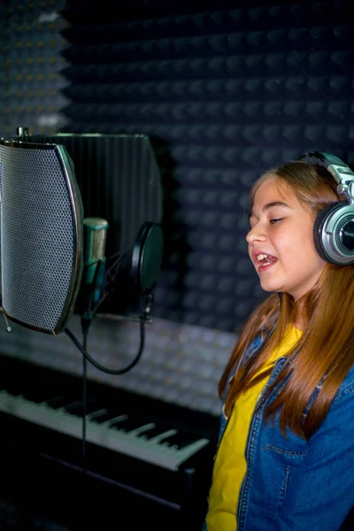 Dziewczyna w studio nagrań — Zdjęcie stockowe