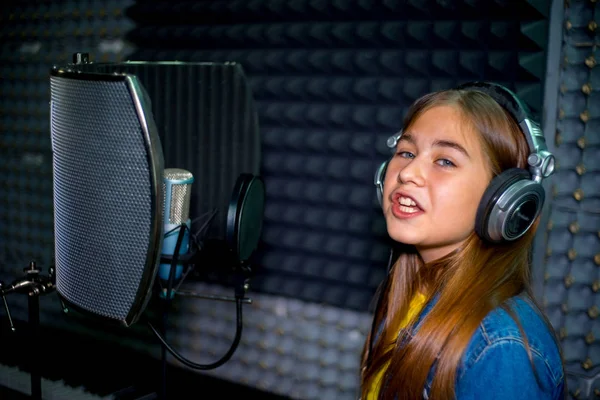 Fille dans un studio d'enregistrement — Photo