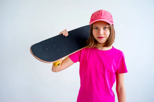 Девушка на скейтборде — стоковое фото