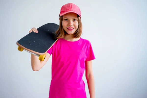 Mädchen auf Skateboard — Stockfoto