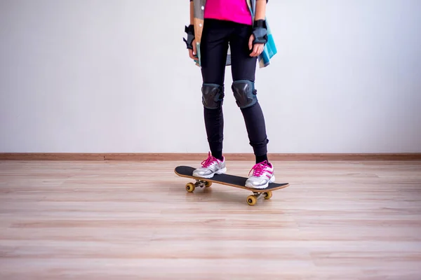 Menina no skate — Fotografia de Stock