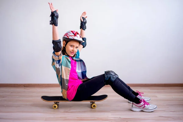 Dívka na skateboardu — Stock fotografie