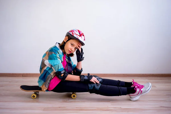 Mädchen auf Skateboard — Stockfoto