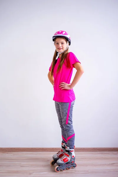 Дівчина на роликових ковзанах — стокове фото