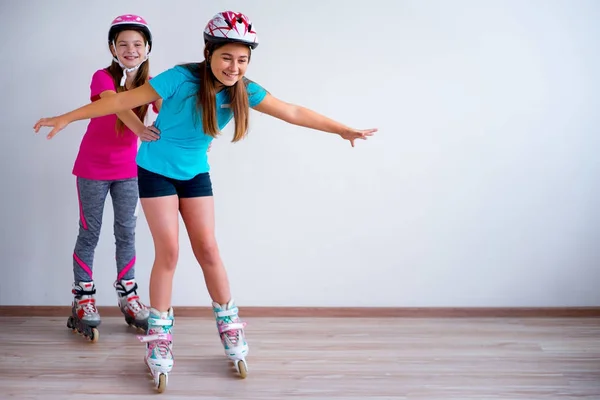 Meninas em patins — Fotografia de Stock