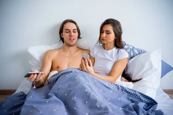 Casal na cama — Fotografia de Stock