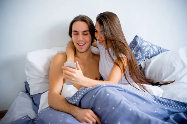 Casal na cama — Fotografia de Stock