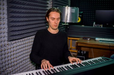 Müzisyen bir kayıt stüdyosu