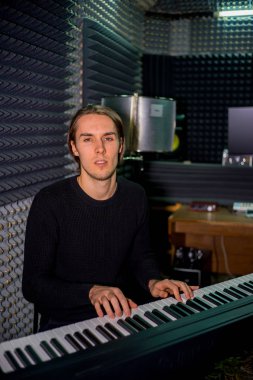 Müzisyen bir kayıt stüdyosu