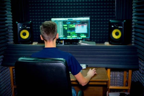 Músico em um estúdio de gravação — Fotografia de Stock