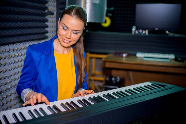 Музыкант в студии звукозаписи
