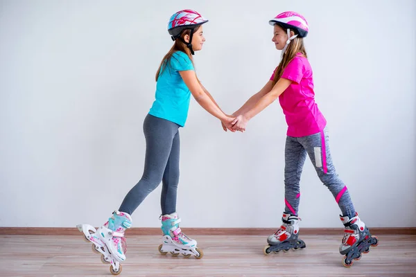 Meninas em patins — Fotografia de Stock