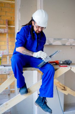 Teselli sahasında çalışan bir işçi