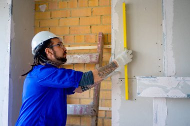 Teselli sahasında çalışan bir işçi