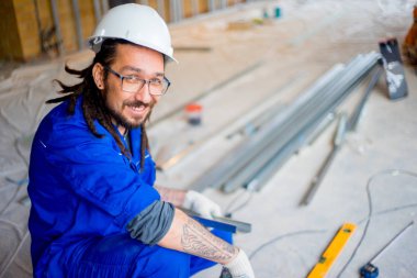 Teselli sahasında çalışan bir işçi