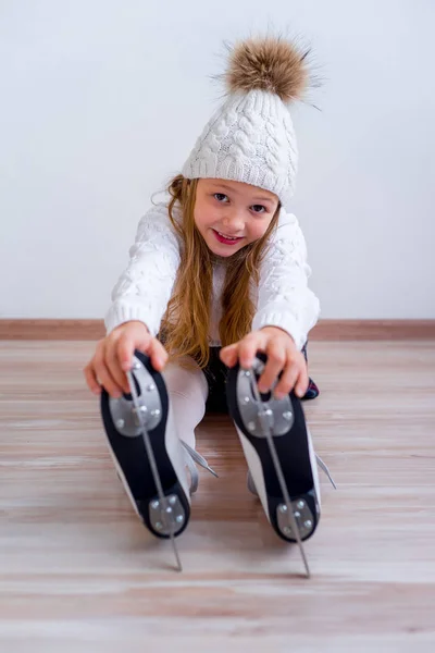 Chica en patines de hielo — Foto de Stock