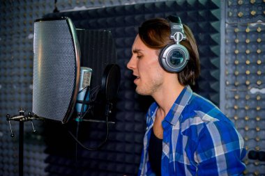 Bir kayıt stüdyosu şarkıcı