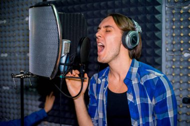 Bir kayıt stüdyosu şarkıcı