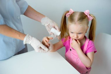 Doktor bir çocuk telkih