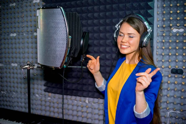 Cantante in uno studio di registrazione — Foto Stock