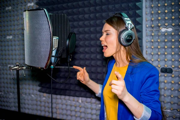 Cantante in uno studio di registrazione — Foto Stock