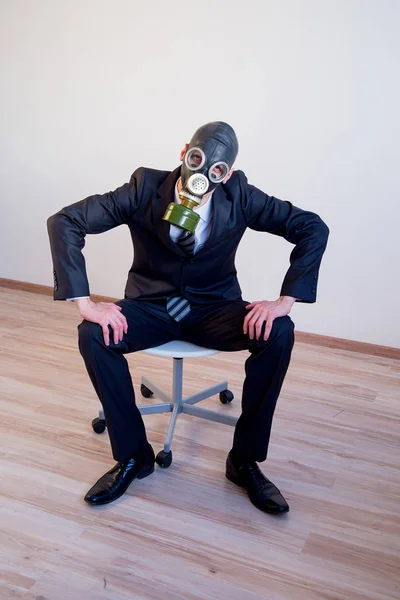 Businessman in a gas mask — Stock Photo, Image