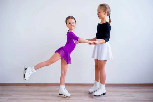 Chicas en patines de hielo —  Fotos de Stock