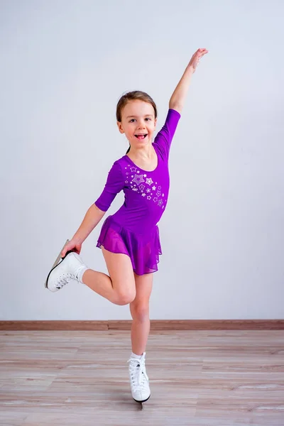 Chica en patines de hielo —  Fotos de Stock