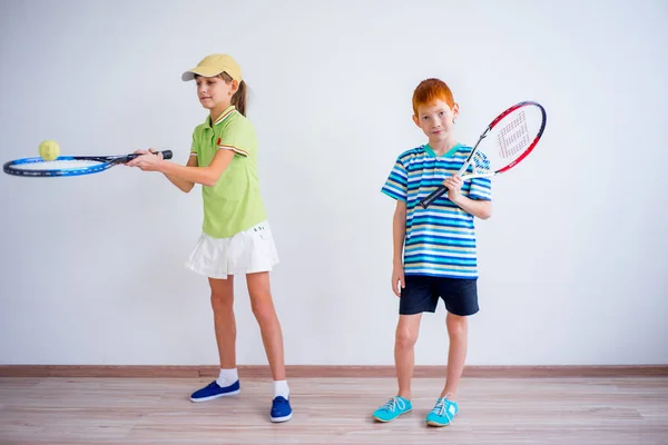 Crianças jogando tênis — Fotografia de Stock