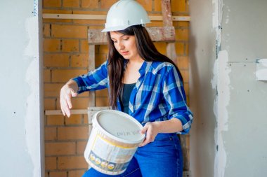 kadın işçi inşaat sitesinde