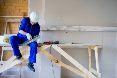 Teselli sahasında çalışan bir işçi