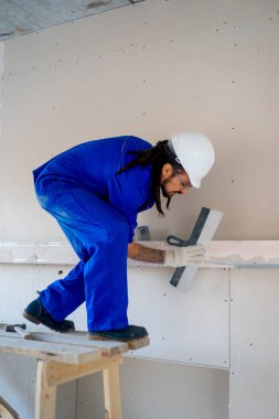 Teselli sahasında çalışan bir işçi