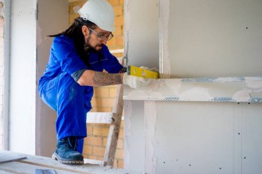 Teselli sahasında çalışan bir işçi