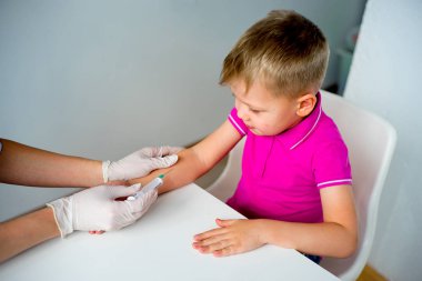 Doktor bir çocuk telkih