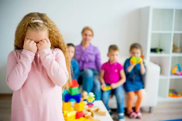 Trauriges Mädchen im Kindergarten — Stockfoto