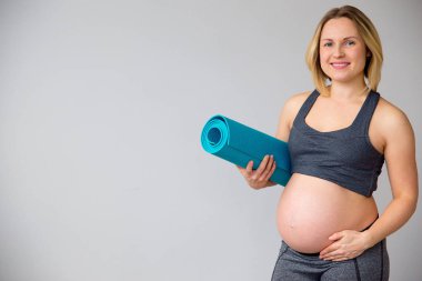 Egzersiz yapan hamile kadın